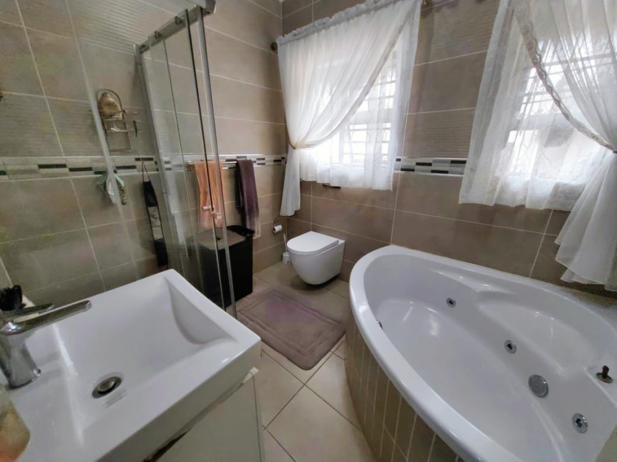 4 Bedroom Property for Sale in Grimbeeck Park North West